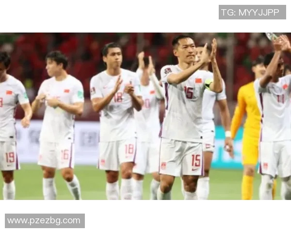 足球明星的妻子优雅亮相盛大活动引发媒体热议与关注