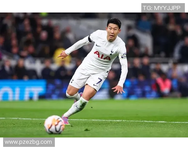 足球明星穿戴专属手套精彩瞬间展示与踢球技艺完美结合的视觉盛宴